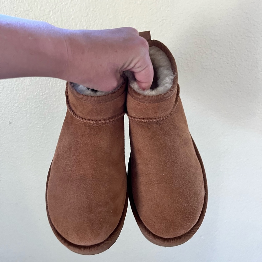 Ugg mini ultra’s. New without tags. Never worn. Size women’s 7.